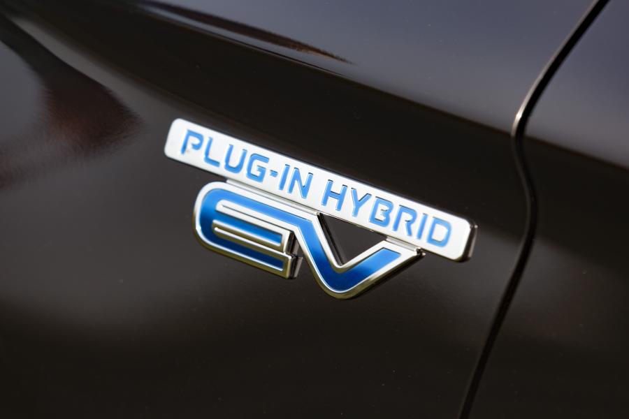 Логотип Mitsubishi Outlander PHEV Juro 2016 года  (UK) (фото 25 из 46)